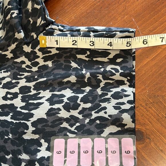 Isaac Mizrahi Leopard Print Tailored Shorts Size 6 Casual Animal Print - Picture 10 of 11